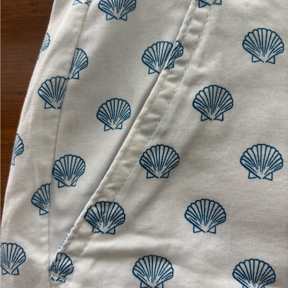 ❤️2/$15 or 3/$21❤️NWT Caribbean Joe White Shorts with Blue Shell Print, Size 8 - Picture 4 of 8
